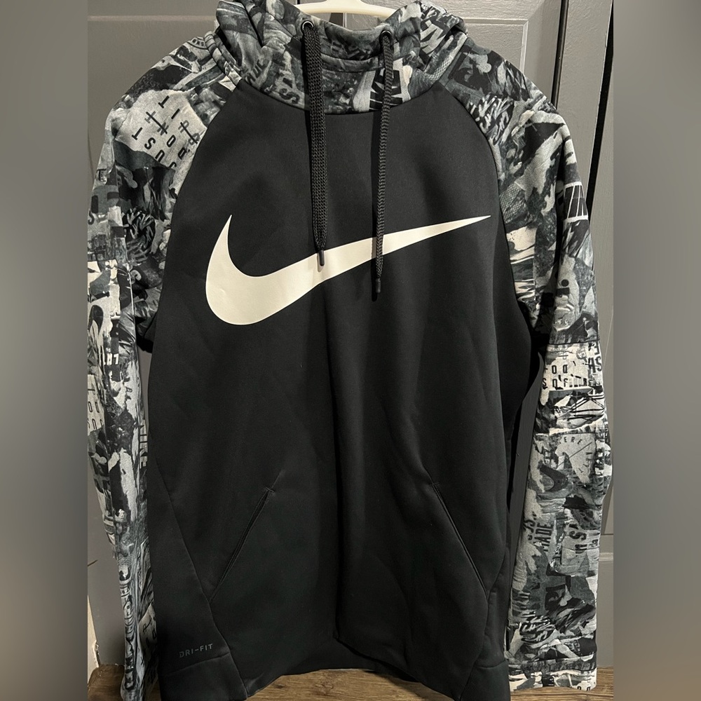 Dry Fit Nike Hoodie Men’s size Small worn once